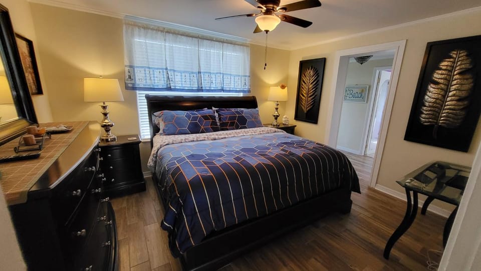 Spacious Beach House Unit,Beautifully Furnished 2 Bed 2Bath./2Min.Walk To Beach House in Indian Rocks Beach