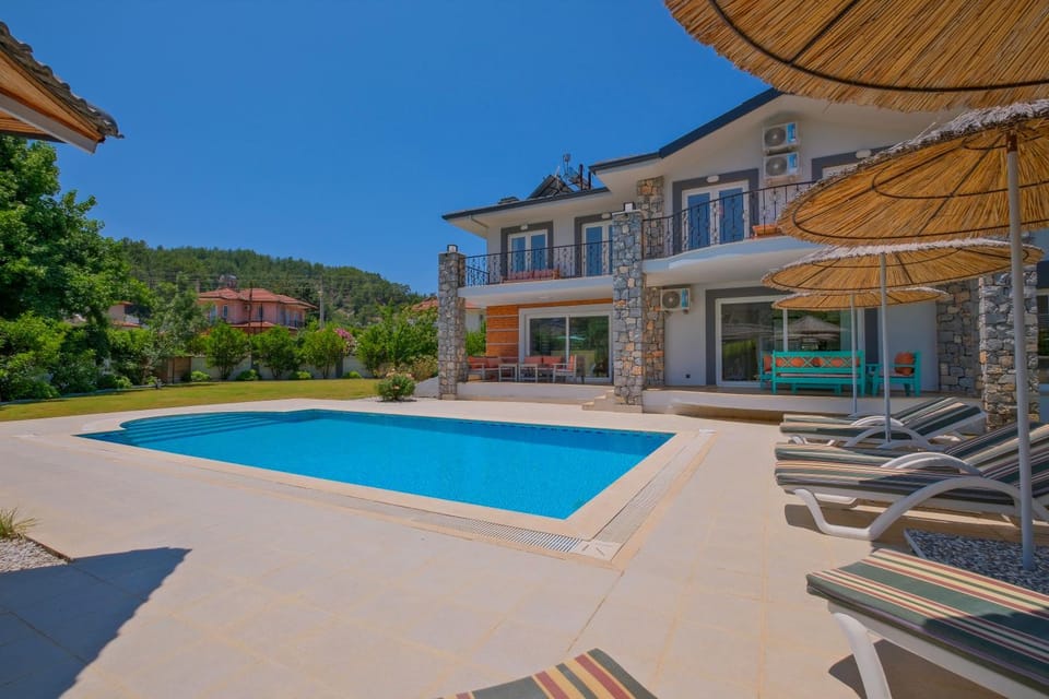 Property building, Natural landscape, Mountain view, Swimming pool, sunbed