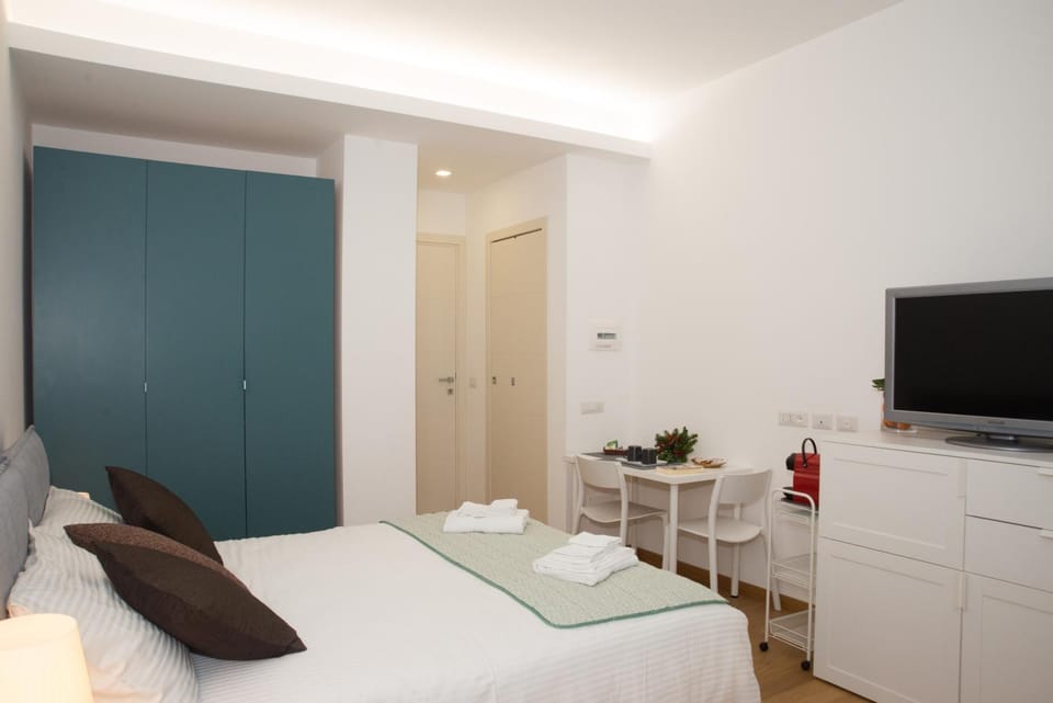 Bed, TV and multimedia, Photo of the whole room, Bedroom, towels, wardrobe