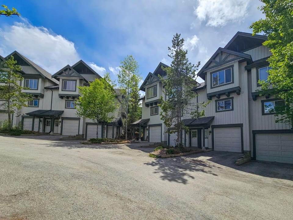 Hearthstone Townhomes by StayIn Apartment in British Columbia