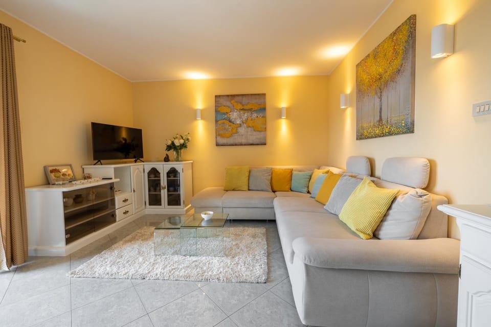 Communal lounge/ TV room, TV and multimedia, Living room, Seating area