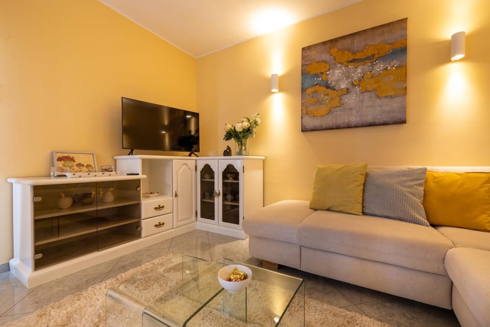 Communal lounge/ TV room, TV and multimedia, Living room, Seating area