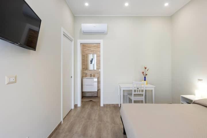 Bathroom, TV and multimedia, Bedroom