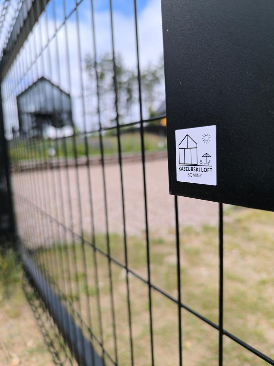 Logo/Certificate/Sign, Text overlay, Street view