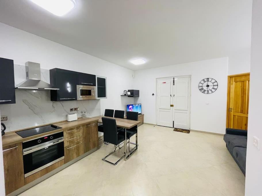 Kitchen or kitchenette, Dining area, pet friendly, stove, toaster
