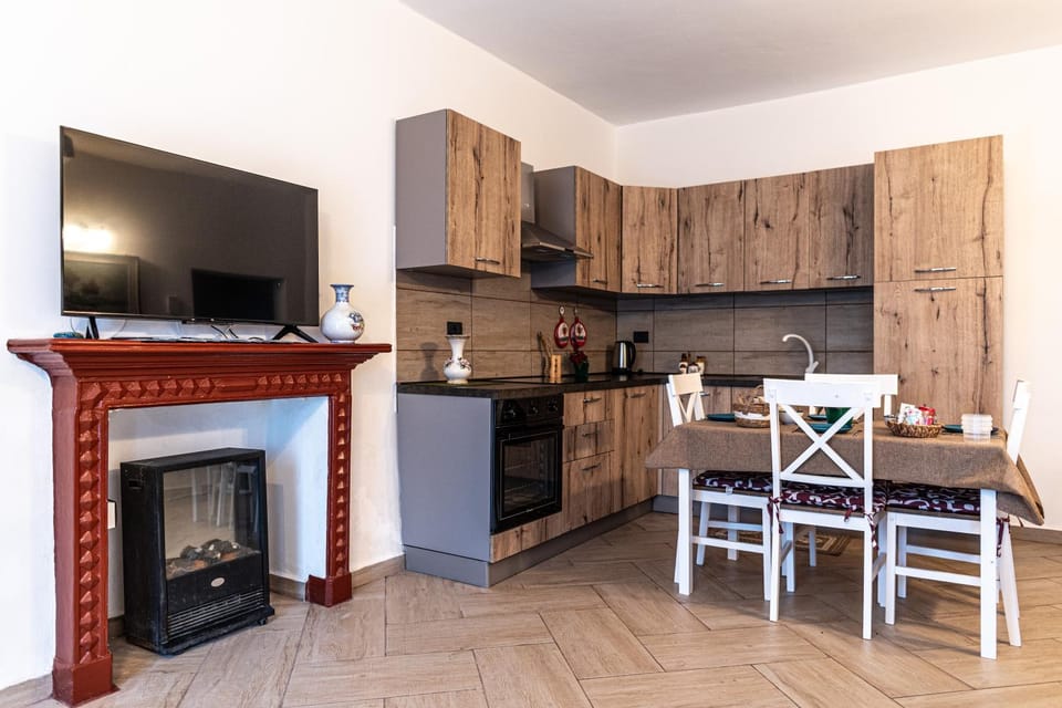 Coffee/tea facilities, Kitchen or kitchenette, Dining area, oven, stove