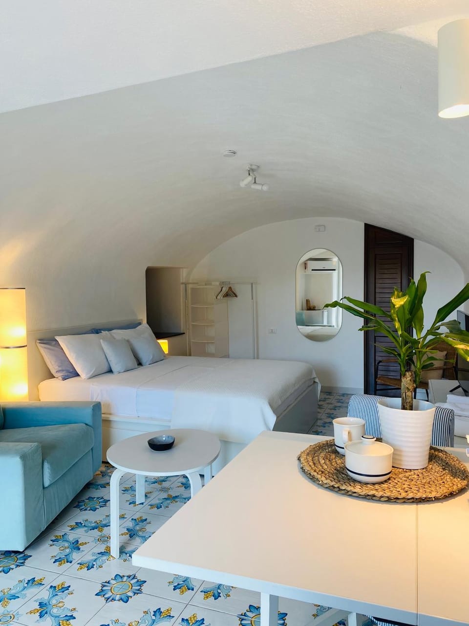 Bed, Photo of the whole room, Seating area