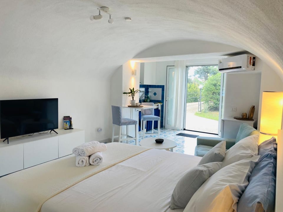 Bed, TV and multimedia, Photo of the whole room, Seating area