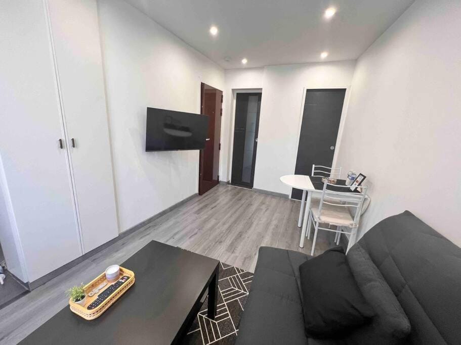 Communal lounge/ TV room, TV and multimedia, Living room, Dining area