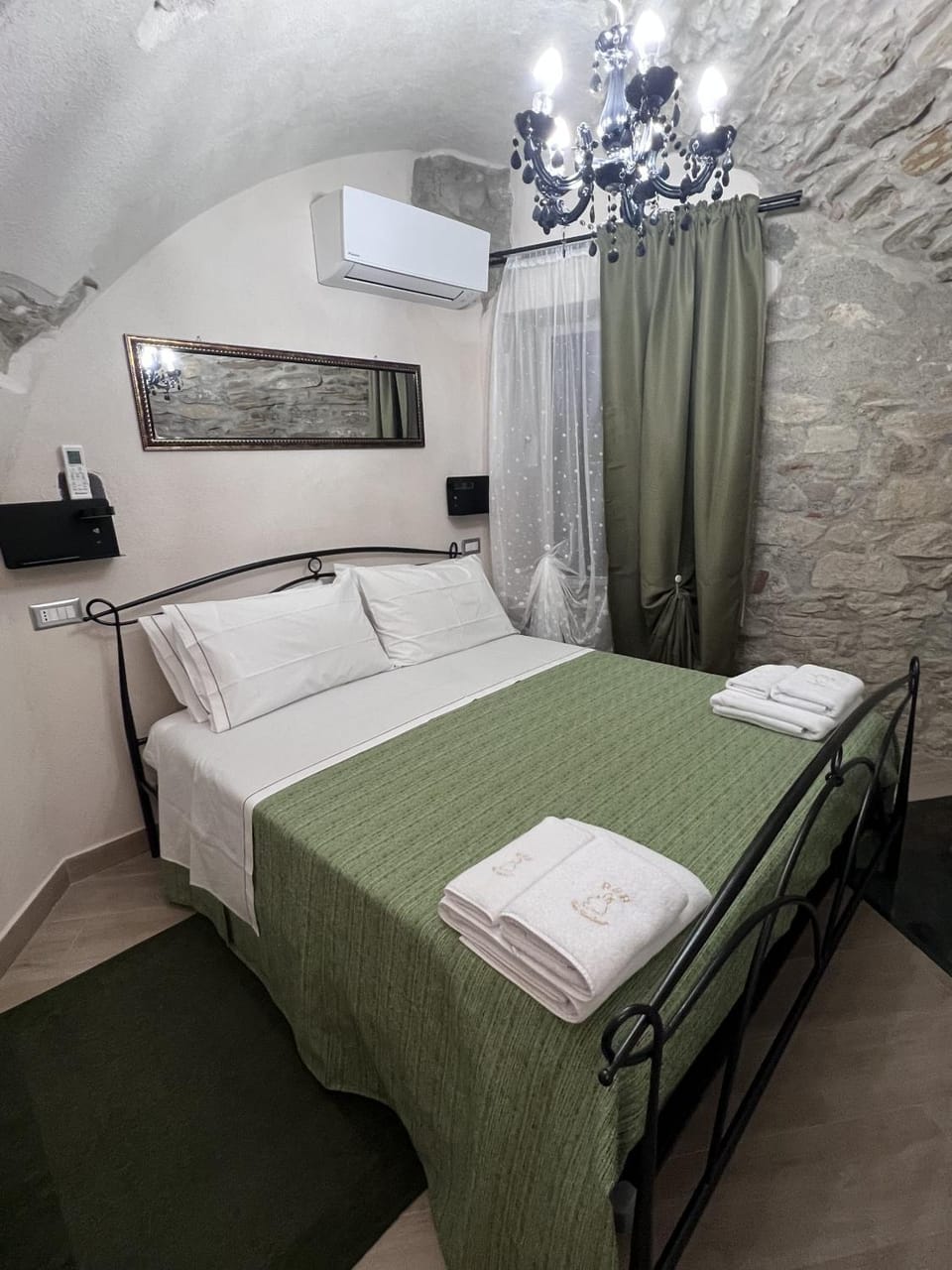 Bed, Photo of the whole room, Bedroom, Sea view, Non alcoholic drinks, heating, locker, oven, air conditioner