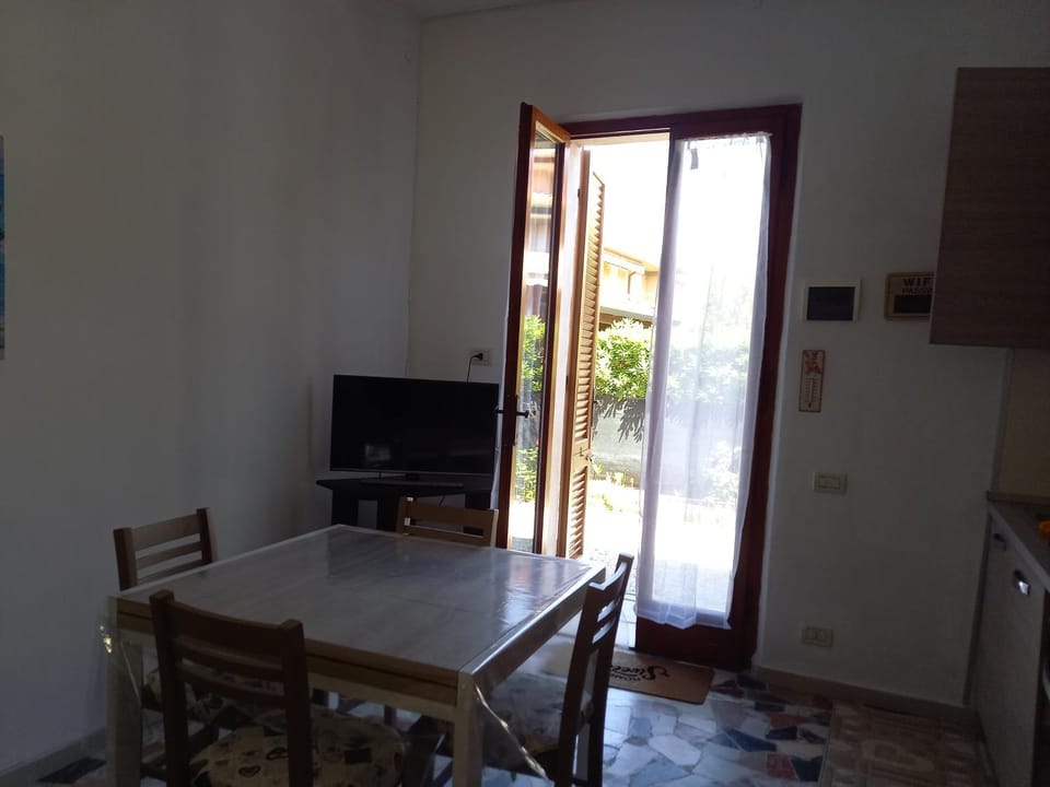 Facade/entrance, Kitchen or kitchenette, Dining area