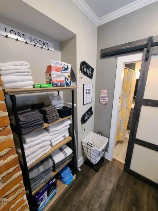 furniture, towels, laundry, washing machine, dryer
