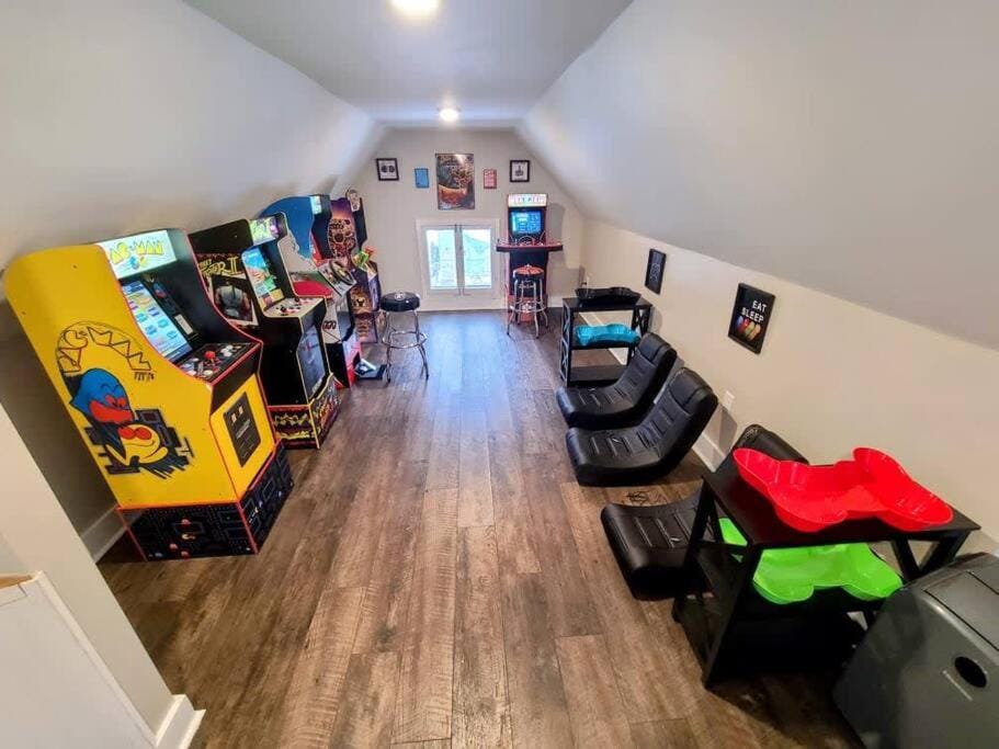Communal lounge/ TV room, Game Room, TV and multimedia, Living room, Seating area, Evening entertainment