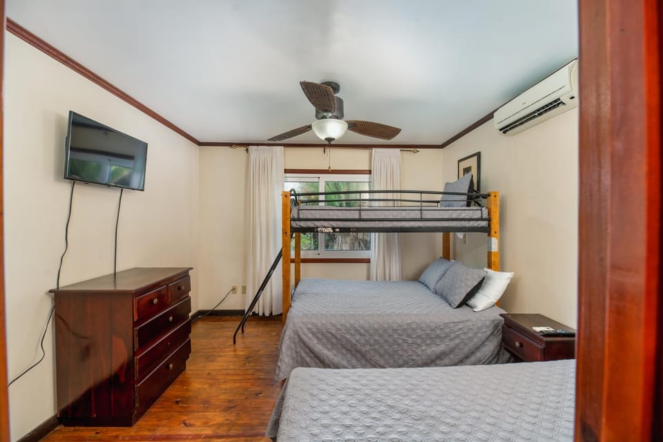 Bed, TV and multimedia, Photo of the whole room, Evening entertainment, Bedroom, fireplace, air conditioner