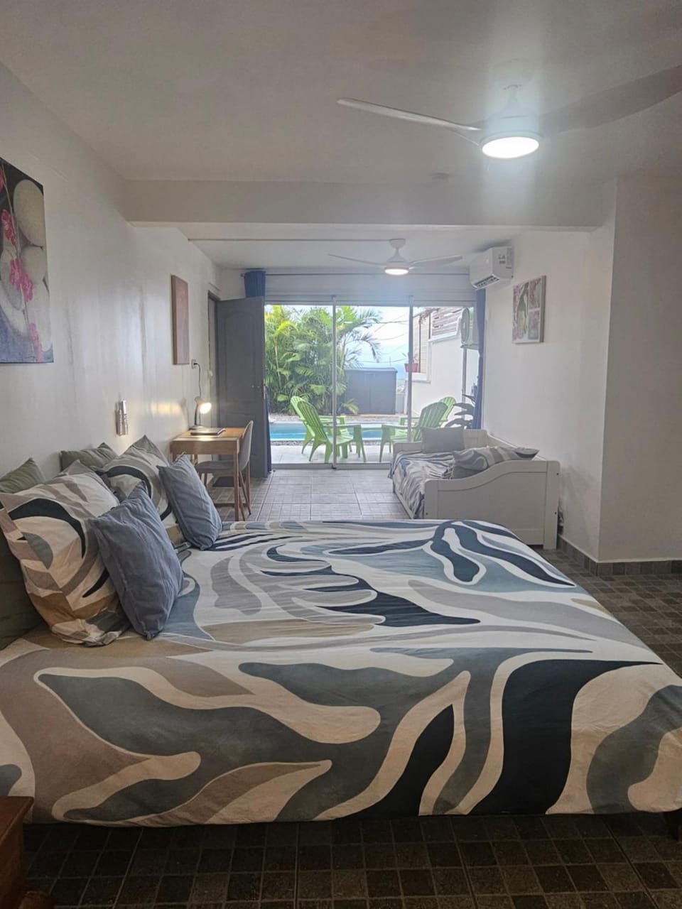 Photo of the whole room, Bedroom