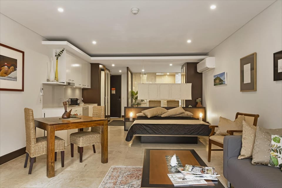 Bed, Kitchen or kitchenette, Living room, Photo of the whole room, Seating area, Dining area