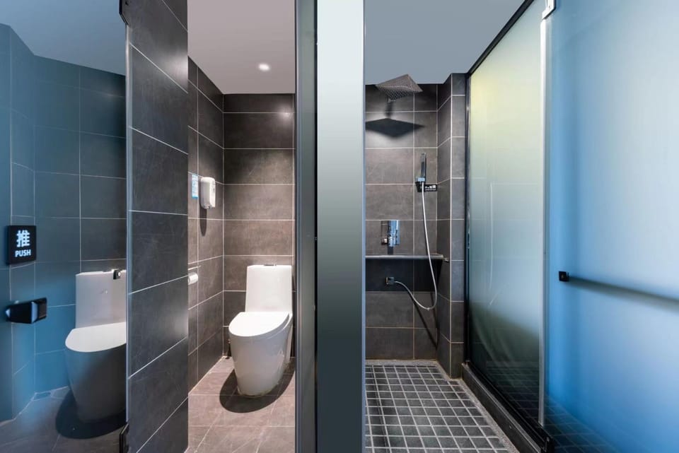 Shower, Toilet