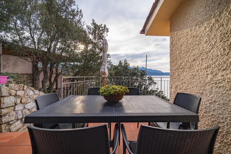 Day, Natural landscape, View (from property/room), Balcony/Terrace, Dining area, Mountain view, Sea view