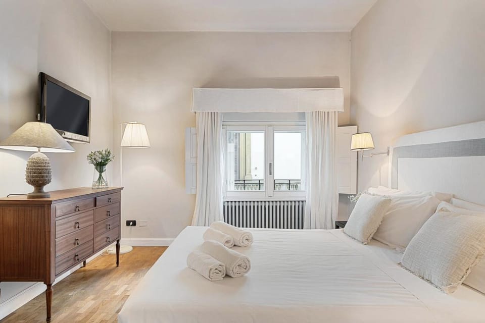Bed, TV and multimedia, Photo of the whole room, Bedroom, towels