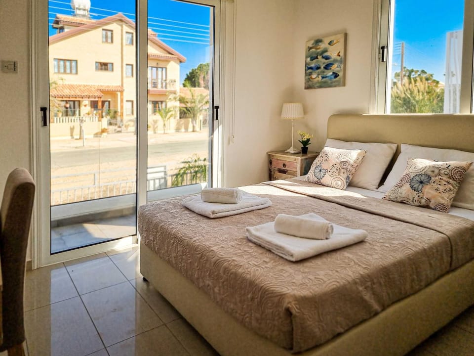 Bed, Day, Bedroom, towels