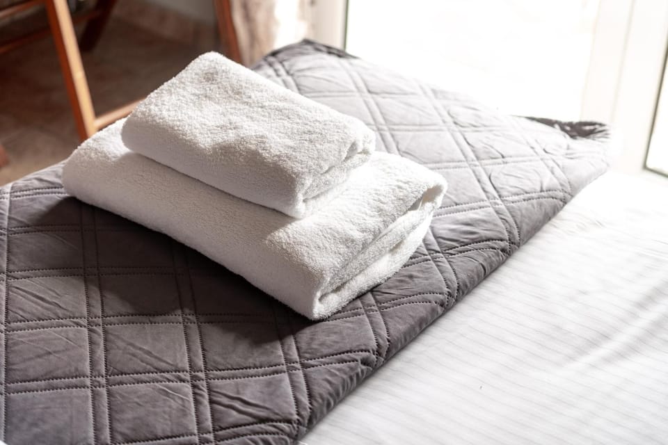 Bed, towels