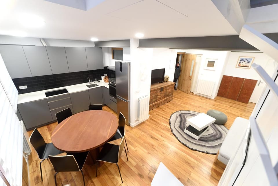 Kitchen or kitchenette, Seating area