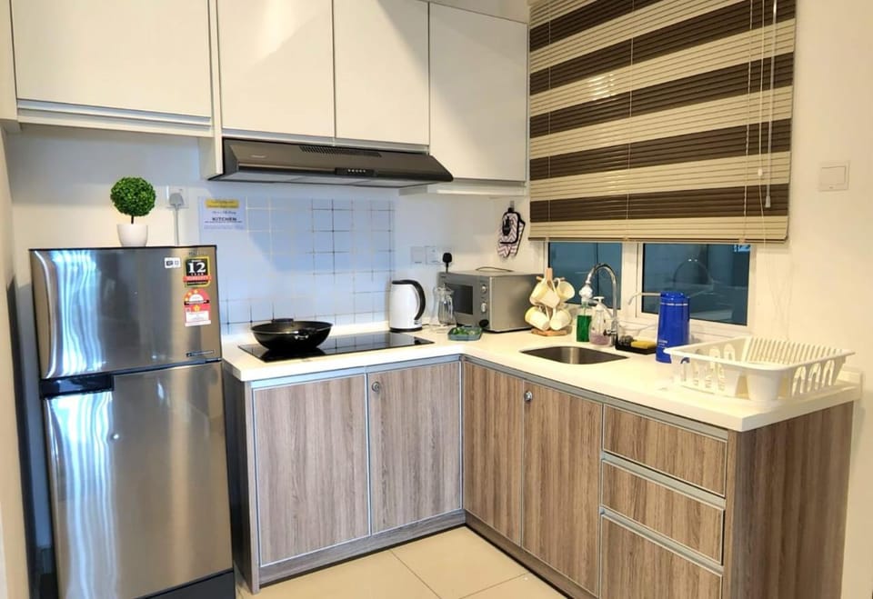 Kitchen or kitchenette, minibar, stove