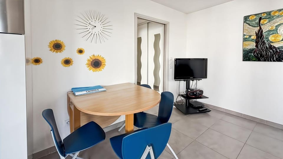 Communal lounge/ TV room, TV and multimedia, Decorative detail