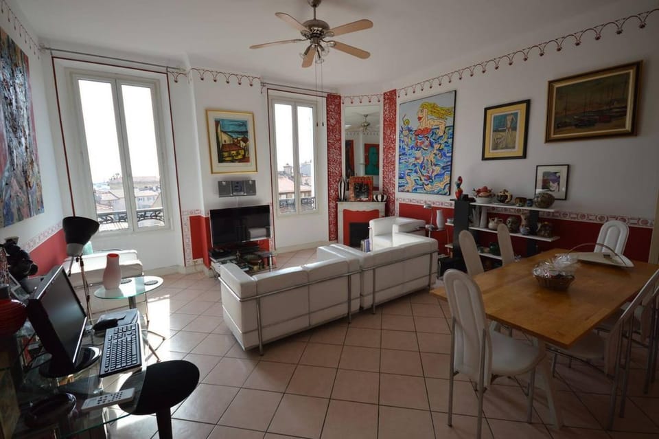 Restaurant/places to eat, TV and multimedia, Living room, Seating area, Dining area