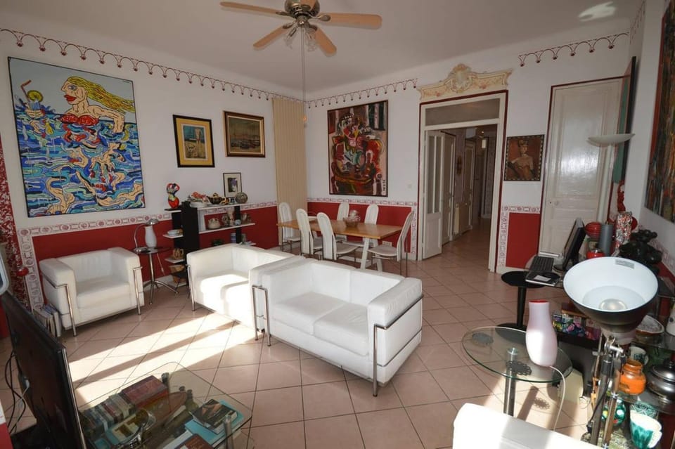 Restaurant/places to eat, TV and multimedia, Living room, Seating area, Dining area