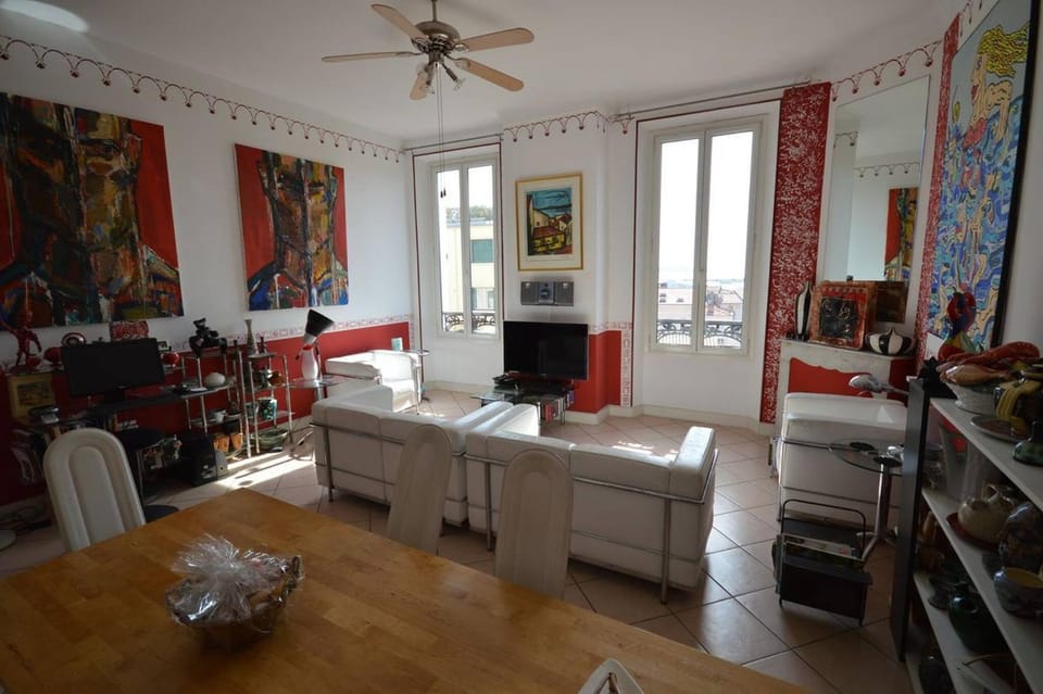 Restaurant/places to eat, TV and multimedia, Living room, Seating area, Dining area