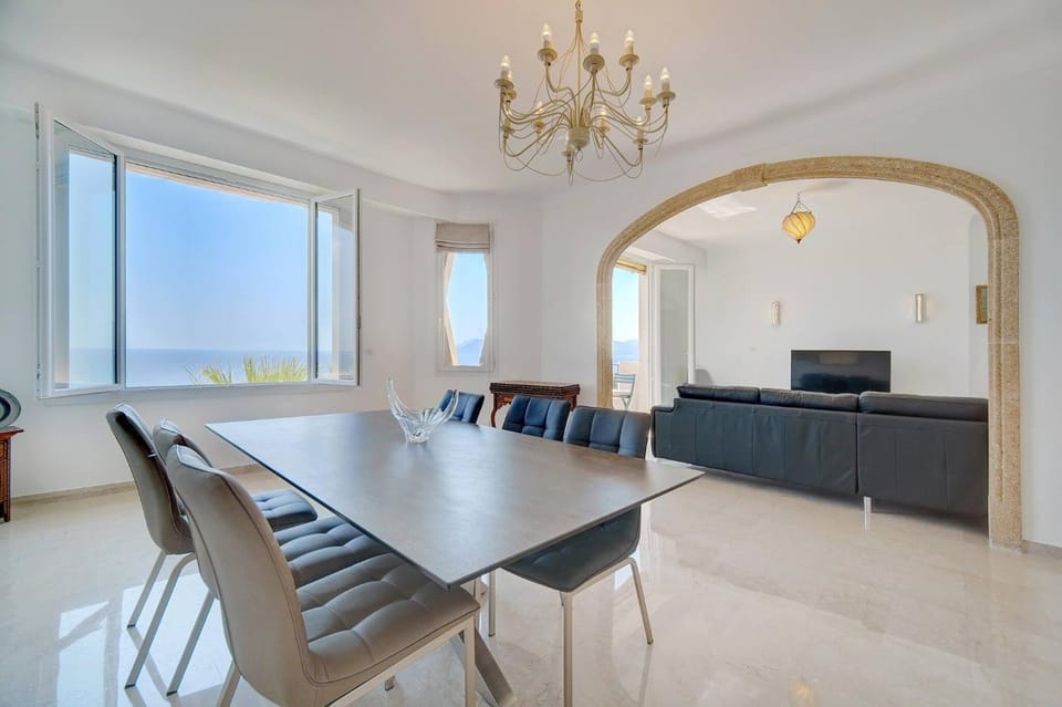 Restaurant/places to eat, TV and multimedia, Living room, Seating area, Dining area