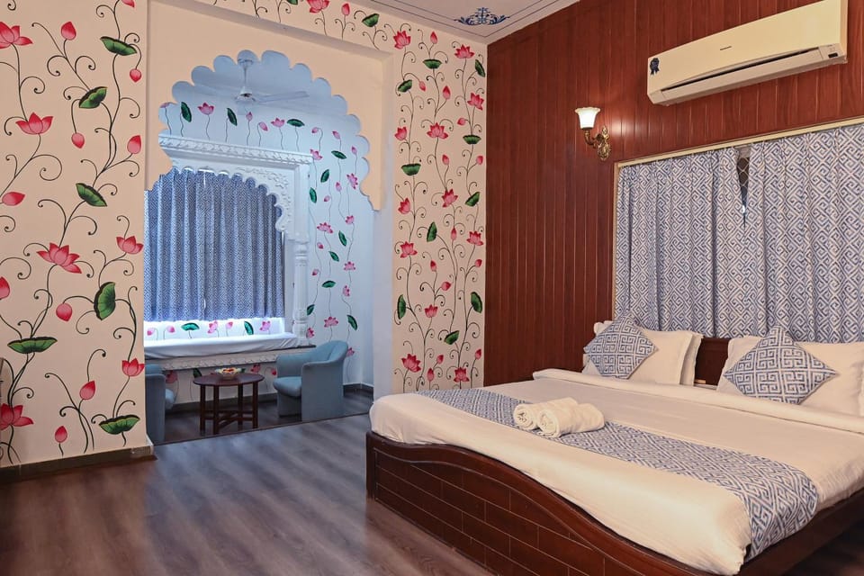 Bed, Living room, Photo of the whole room, Seating area, Bedroom, hair dresser, towels, air conditioner