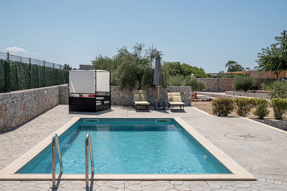 Patio, Day, Swimming pool, sunbed