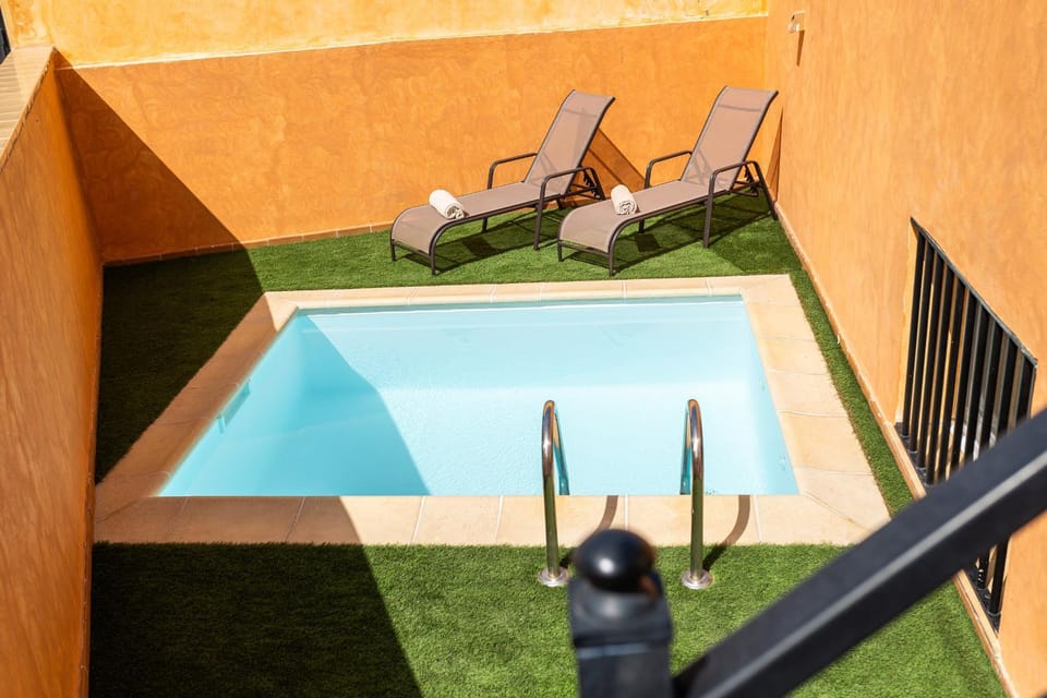 Swimming pool, Swimming pool