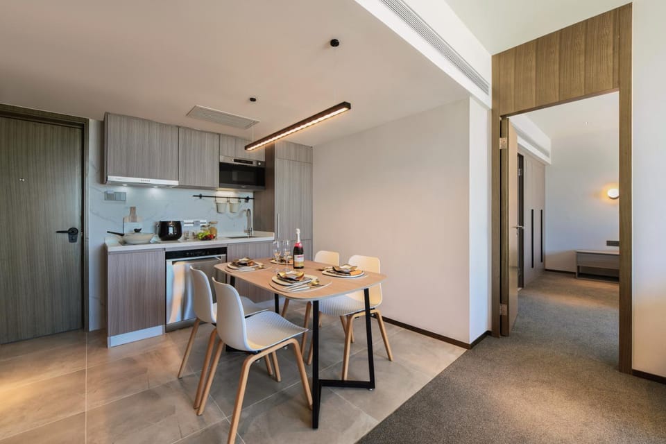 Kitchen or kitchenette, Dining area, minibar, oven, stove