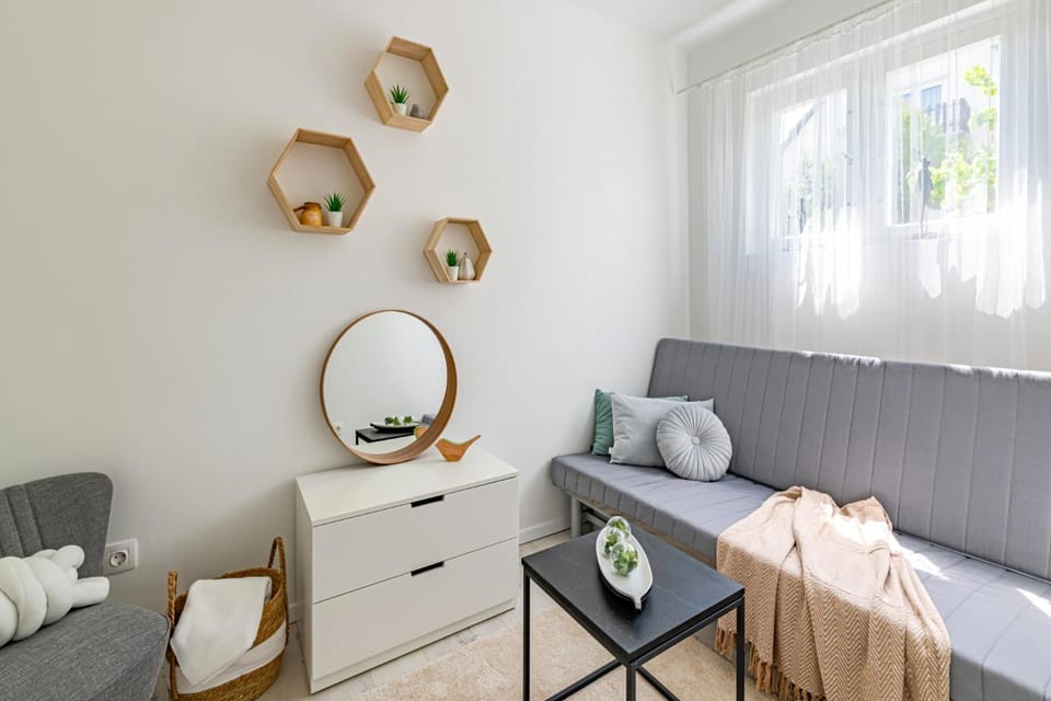Bed, Living room, Photo of the whole room, Seating area, Bedroom