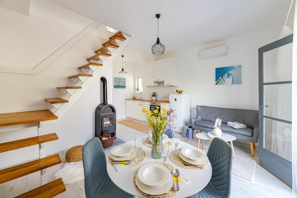 Kitchen or kitchenette, Living room, Seating area, Dining area