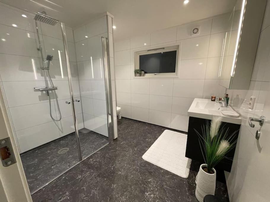 Shower, Bathroom, towels