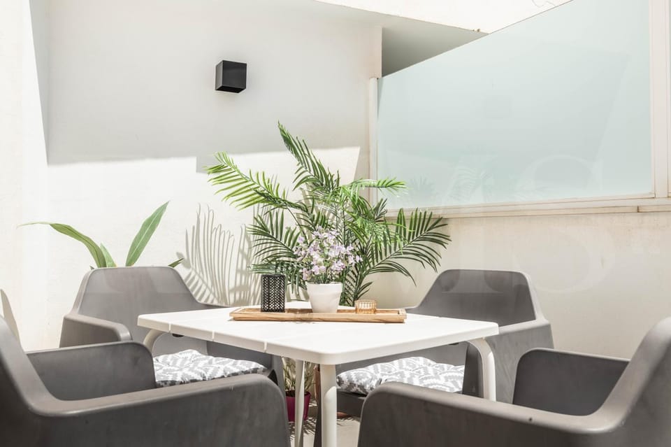 Infinitely Pink Suite Picasso-Inspired REMS Apartment in Malaga
