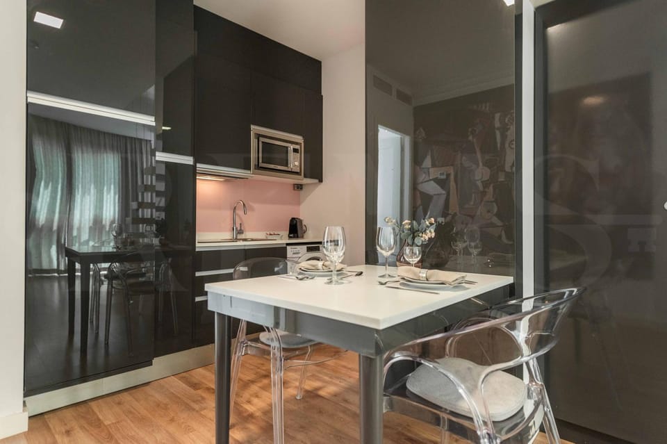Infinitely Pink Suite Picasso-Inspired REMS Apartment in Malaga