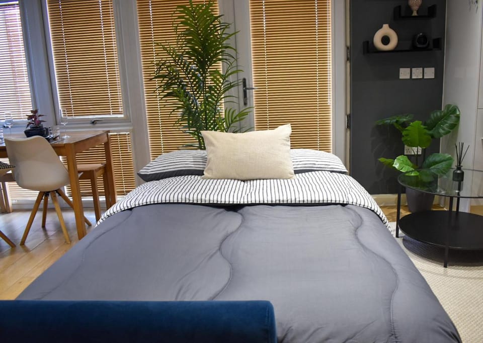 Bed, Living room