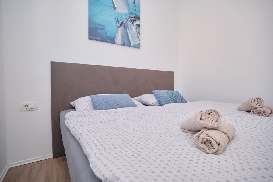 Bed, Bedroom, towels