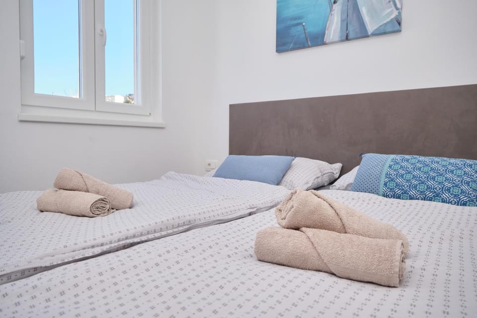 Bed, Bedroom, towels