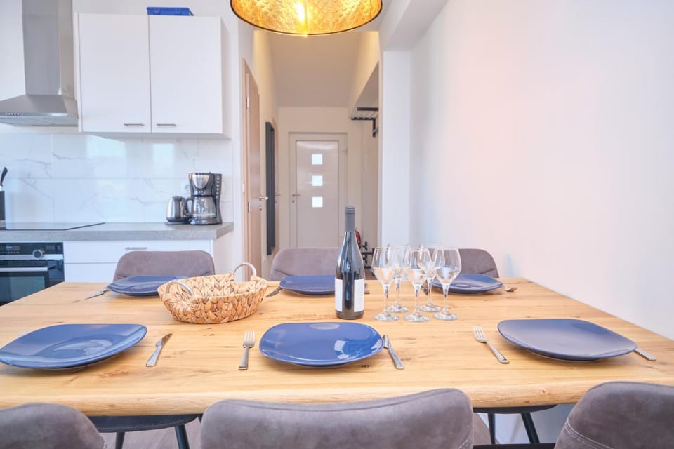 Kitchen or kitchenette, Food and drinks, Seating area, Dining area