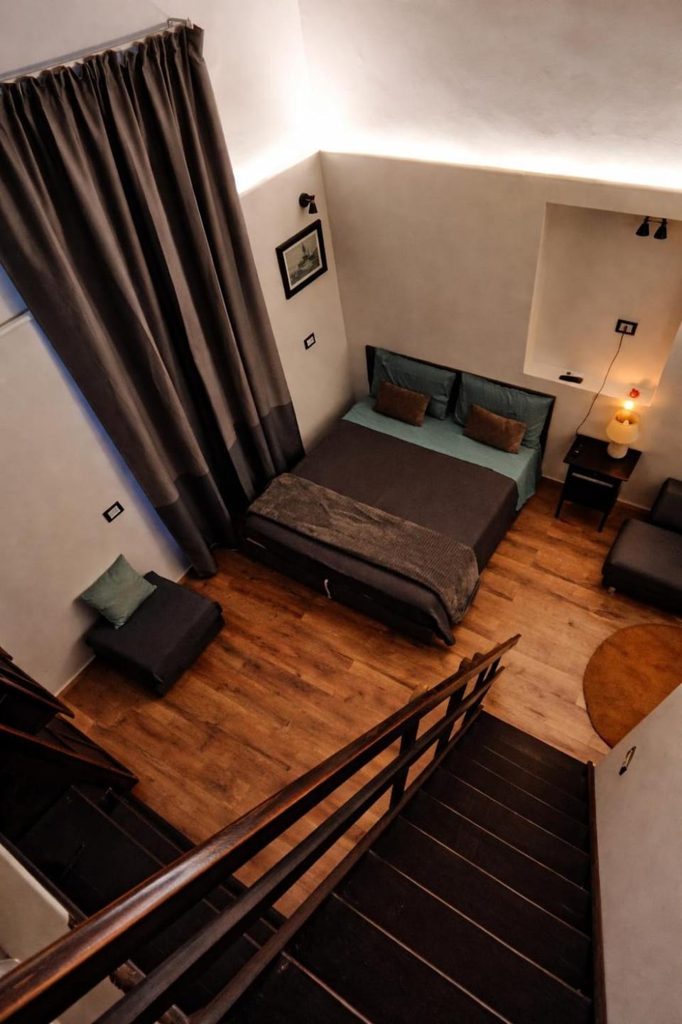 Bed, TV and multimedia, Seating area, Bedroom