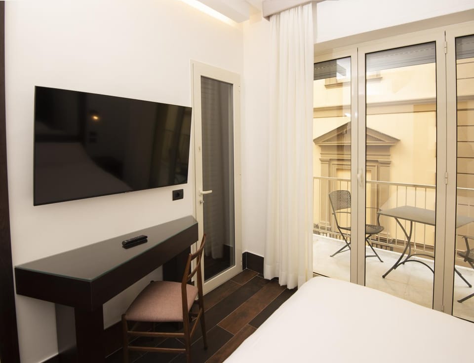 Bed, TV and multimedia, View (from property/room), Balcony/Terrace, Bedroom