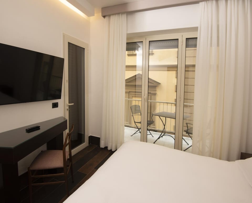 Bed, TV and multimedia, Balcony/Terrace, Bedroom, hair dresser