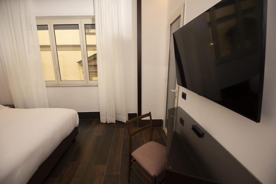 TV and multimedia, Photo of the whole room, Bedroom, hair dresser
