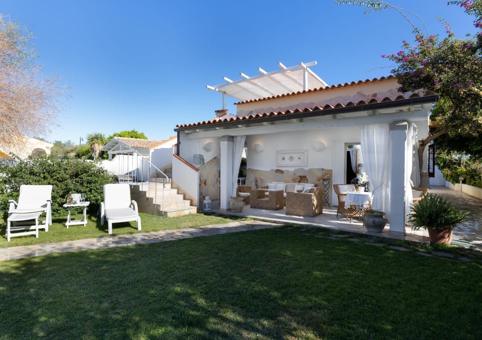 Property building, Garden, Garden, Garden view, sunbed